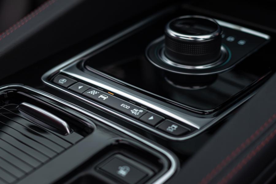 Детали интерьера Jaguar F-Pace 25d AWD Chequered Flag 2020 года  (ZA) (фото 5 из 37)